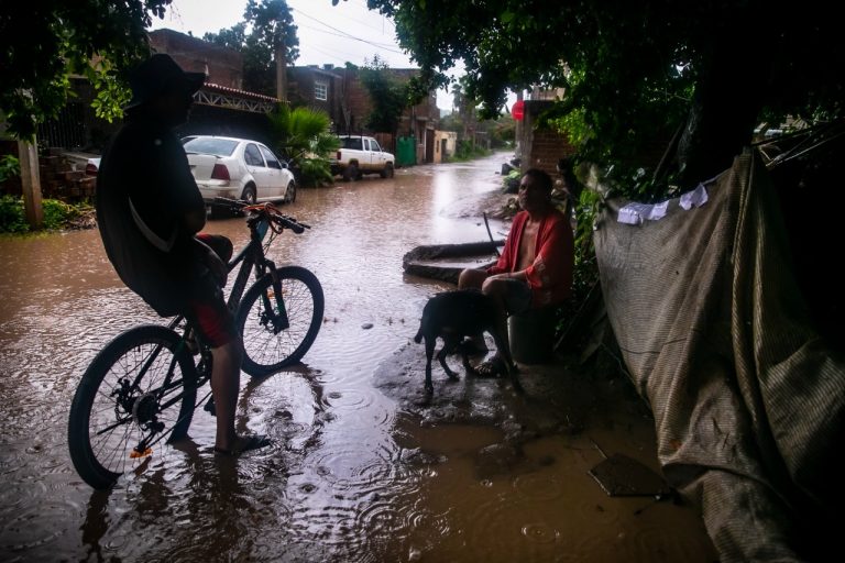 Les ‘tumban’ el 50% de apoyos a damnificados en Los Mezcales