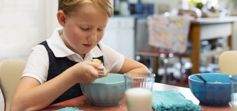 Los niños que no desayunan o lo hacen fuera de casa tienen peor comportamiento