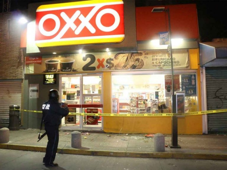 Sujeto toma rehenes en un Oxxo y amenaza con suicidarse