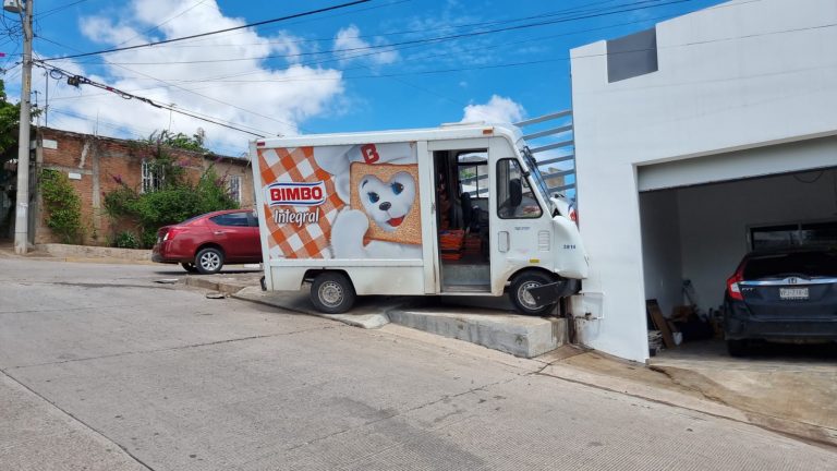 Termina herido e impactado en una casa tras choque