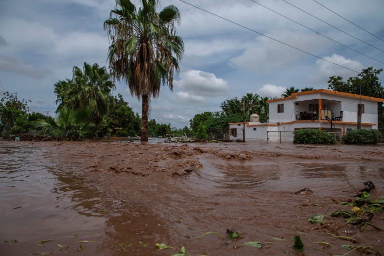 Se inunda El Pinole en Culiacán; 200 afectados