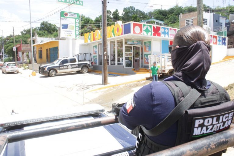 Arrestan a 3 mujeres al exhibir pleito en redes sociales