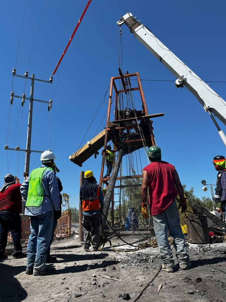 Dan por muertos a mineros; trabajan en recuperación, no rescate: familiares
