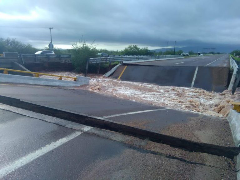 Cierran carreteras en Sonora tras intensas lluvias