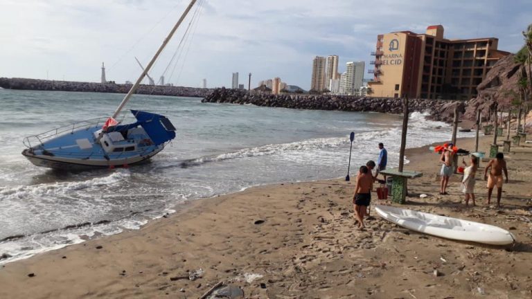 Rescatan a 5 ocupantes de embarcación que encalló
