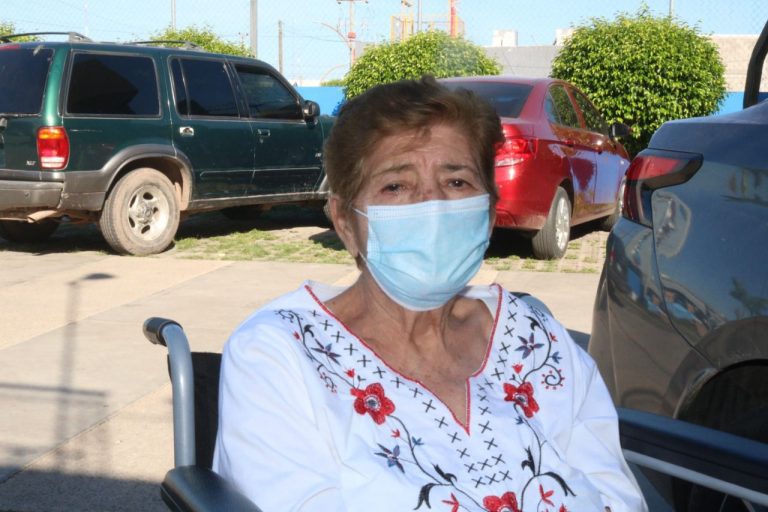 Les regresan la vista al 100% al retirarles cataratas