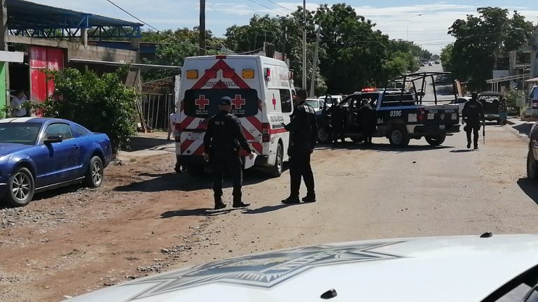 Golpeaba a su pareja, llega grupo armado y le dispara