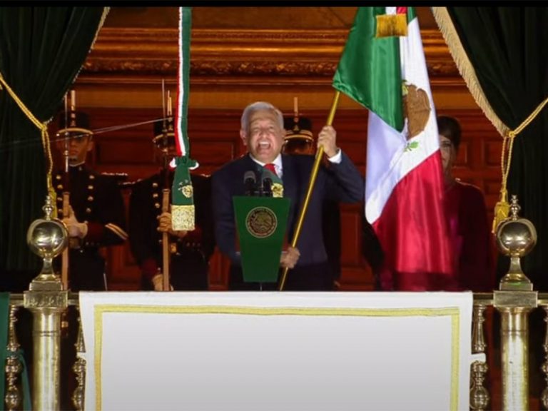 ¡Muera la corrupción! López Obrador da Grito de Independencia con Zócalo abarrotado