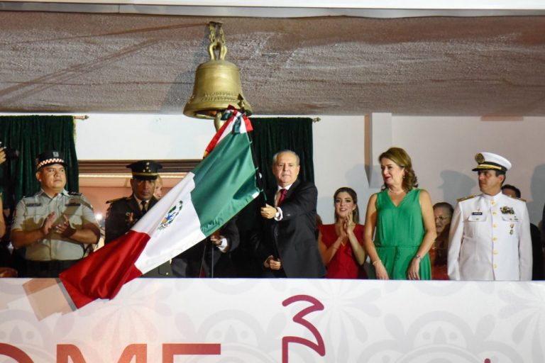 Entre banda, mariachi y fuegos artificiales festeja Ahome