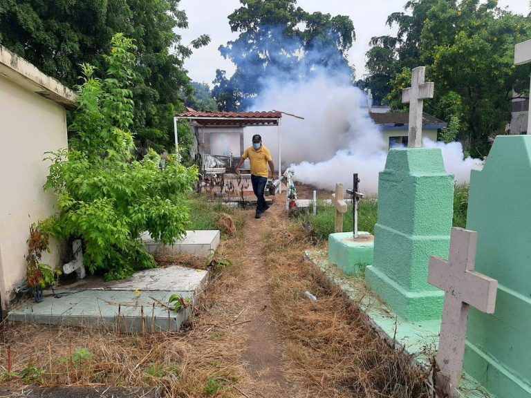 Fumiga Guasave hasta panteones por dengue