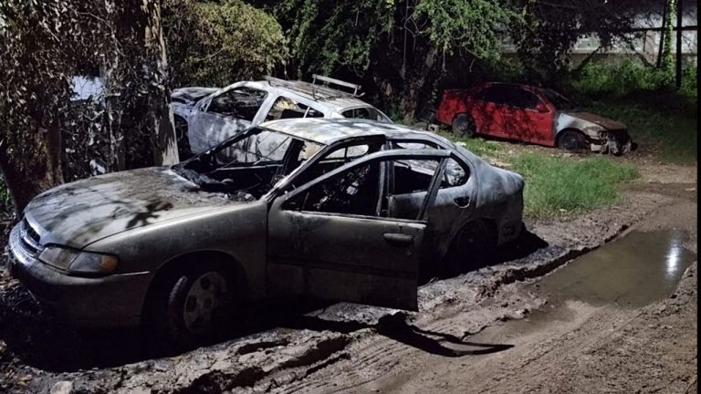 Incendian 2 autos afuera de taller mecánico