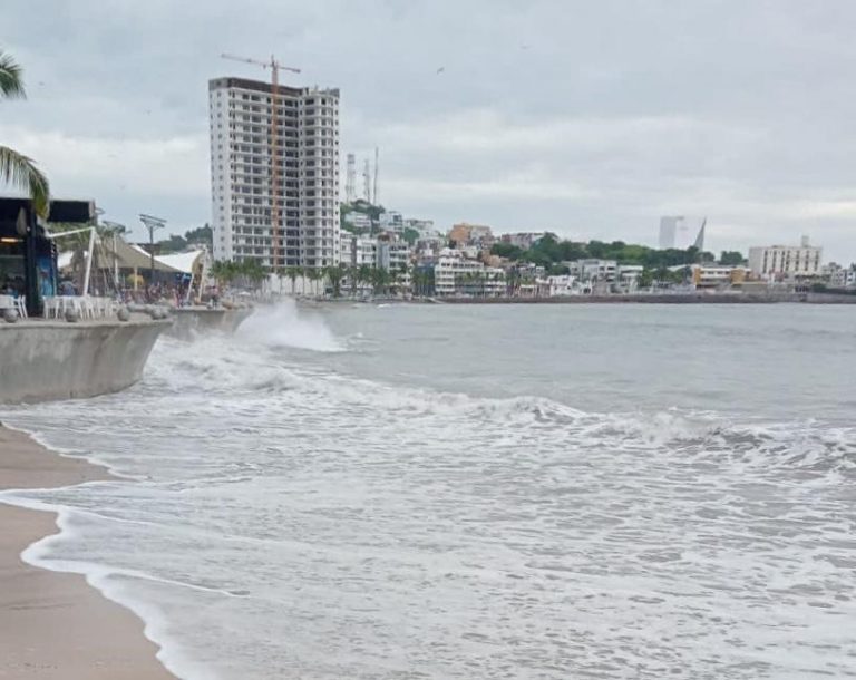 Cierra Mazatlán playas por alto oleaje