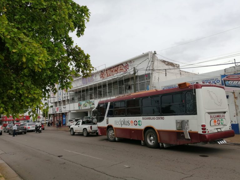 Urbano se queda sin frenos y provoca carambola; un herido