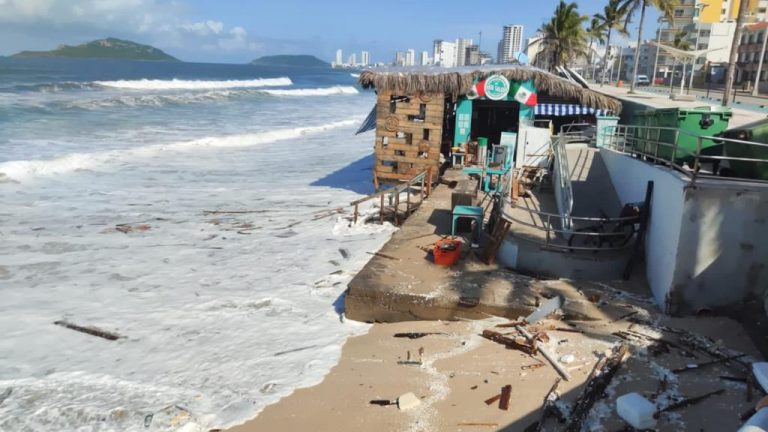 Mantiene Mazatlán playas cerradas por cuarto día