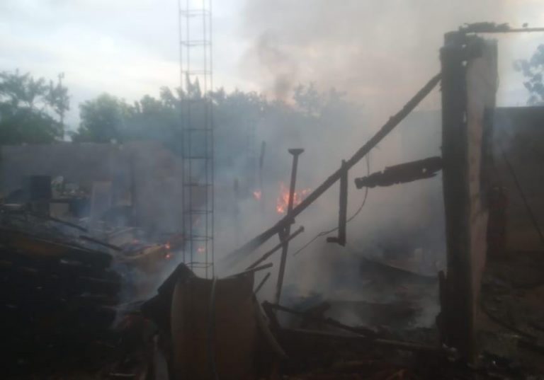 Consume incendio 3 viviendas en Navolato