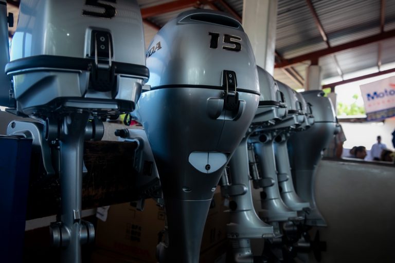 Entregan en El Castillo, Navolato motores marinos