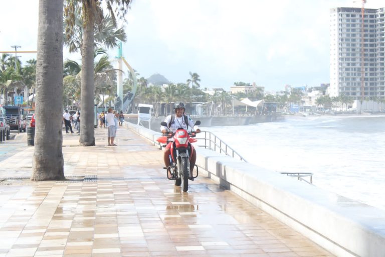 Declaran Mazatlán en ‘alerta verde’ ante impacto de huracán