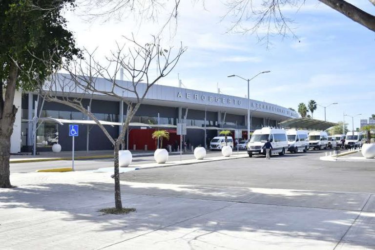 Evacuan avión en Mazatlán por amenaza de bomba