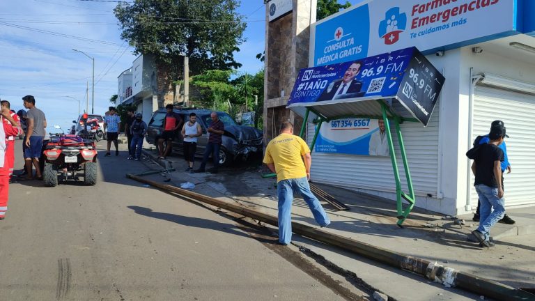 Mujer esperaba urbano y la atropella camioneta en parabús