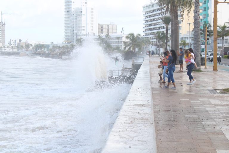 Alcanza olas los 3 metros de altura en Mazatlán