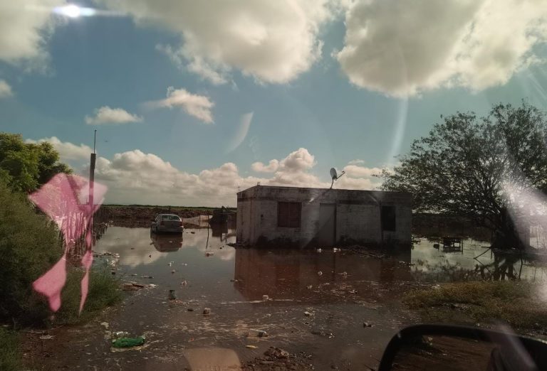 Tienen días en el agua, son 14 familias de ‘Las Puentes’, Navolato