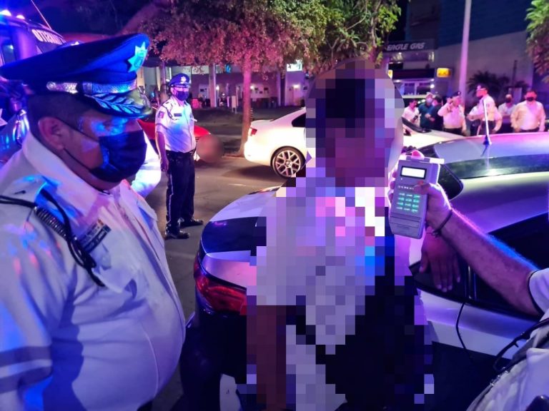 Entregan 16 choferes a familiares, pero uno a barandilla