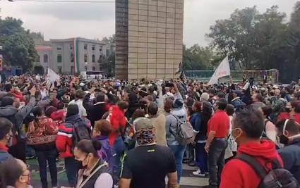 Acorralan a AMLO maestros de la CNTE