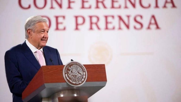 Revela AMLO hackeo a militares y riesgo de infarto
