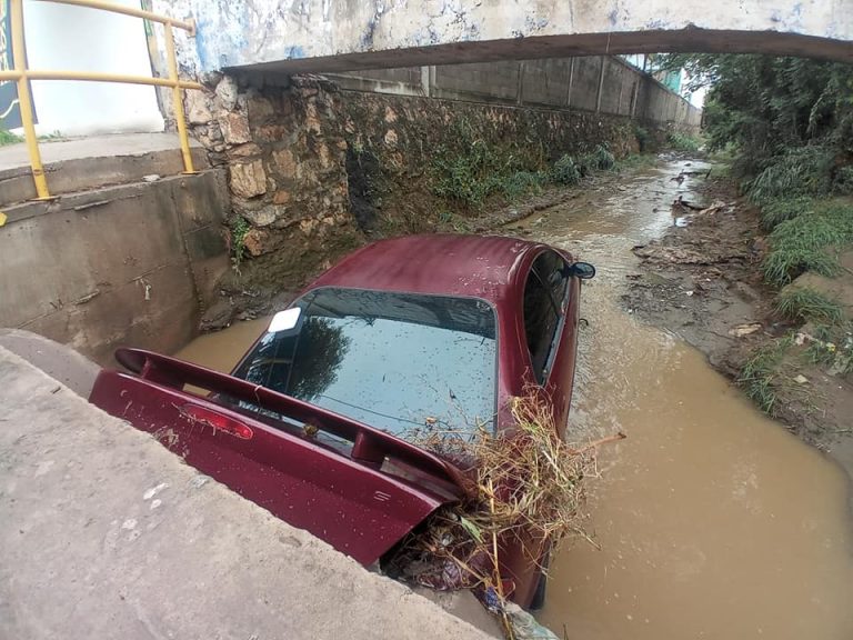Pedía auxilio a gritos; su auto termina en arroyo