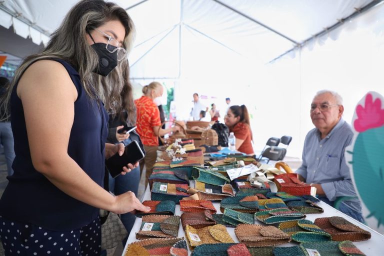 Artesanías en Palacio: bule, tallado en madera, indumentaria yoreme…