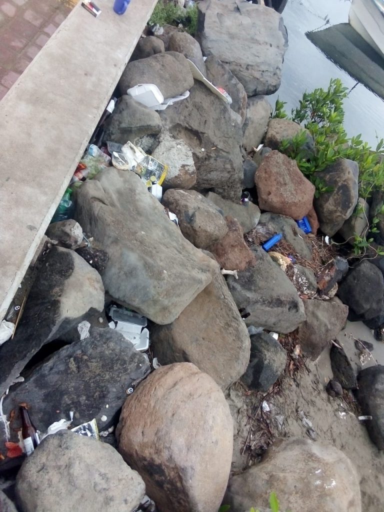 ‘Esconden’ turistas basura en piedras del malecón de Altata
