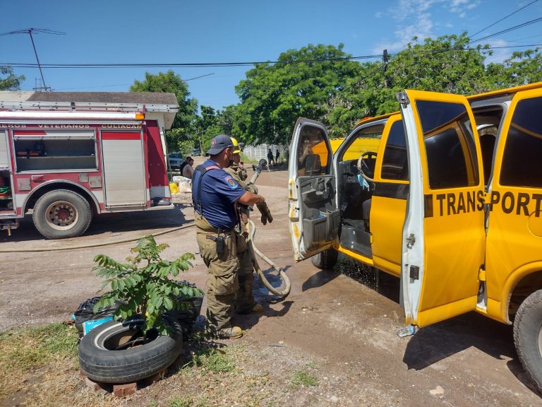 Salen 10 niños ilesos tras incendiarse camioneta escolar