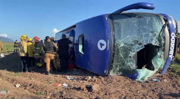 Vuelca autobús en Maxipista por presunto bache: 20 heridos