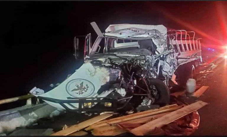 Muere elemento de la GN y 31 heridos tras choque contra tráiler