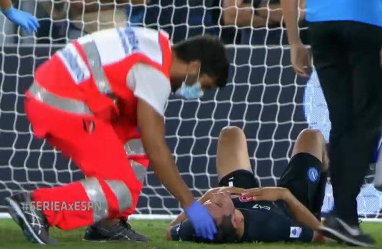 Sale ‘Chucky’ Lozano en camilla por golpe en la cabeza