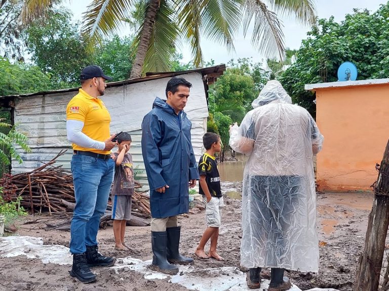 Evacuan a 45 familias al desbordar dren en Costa Rica