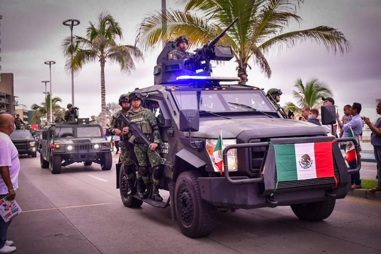Se unen civiles y militares en el pasaje de la historia