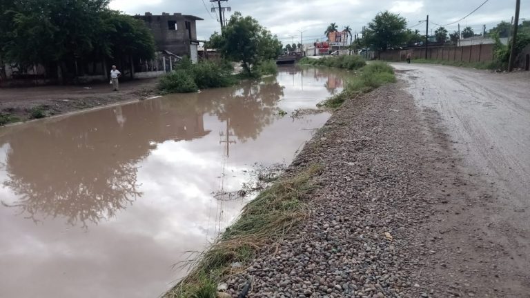 A punto del desborde dren en Villa Juárez, Navolato