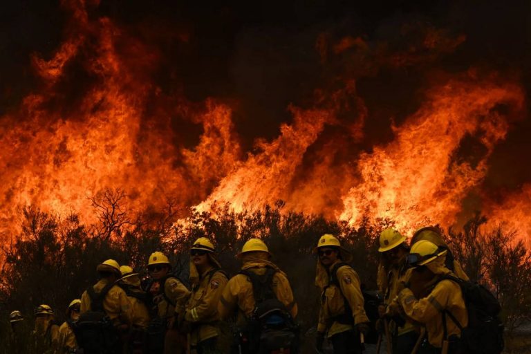 Evacuan pueblos por incendios en California