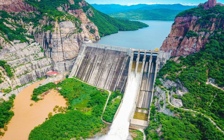 Desfogan 800 metros cúbicos por segundo en la Huites