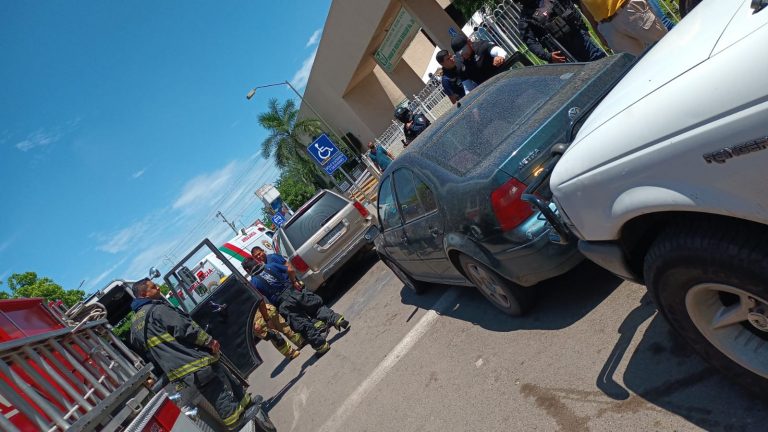 Dejó a sus 2 niños en el auto y tardó en volver