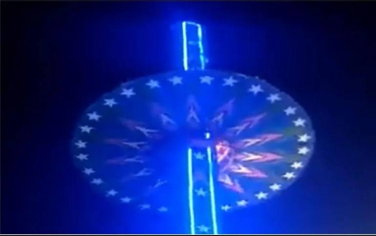 Juego mecánico se desploma y deja decenas de heridos