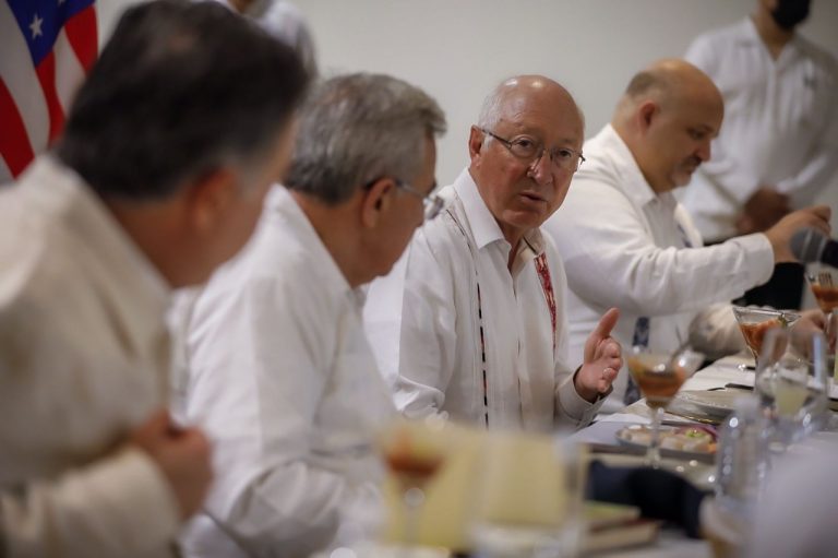 Promete embajador de EU regreso a Sinaloa tras discusión de alerta