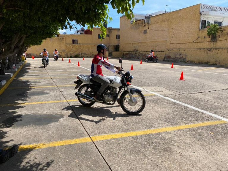 Entrenan a motociclistas para prevenir accidentes