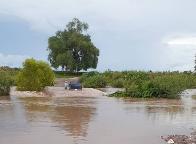 Intentó cruzar el río en Navolato, quedó varado