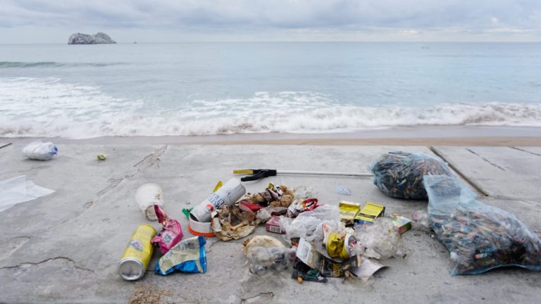 Lidian playas de Mazatlán con microplásticos