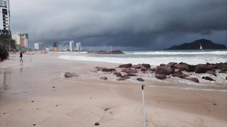Cierran playas de Mazatlán por mal tiempo