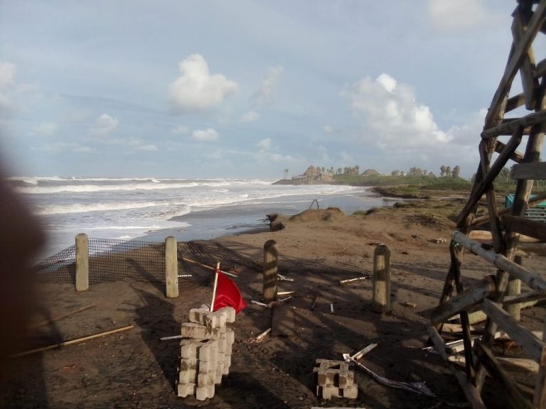 Cierra Altata playas a bañistas; hay mar de fondo