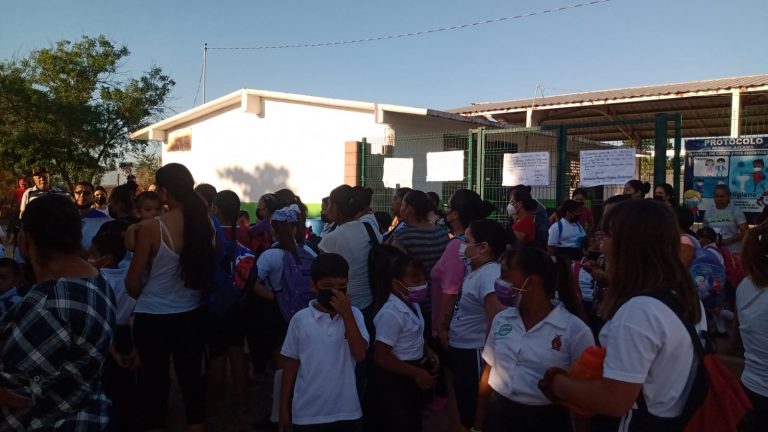 Protestan a SEPyC en primaria de Navolato por moscos y calor