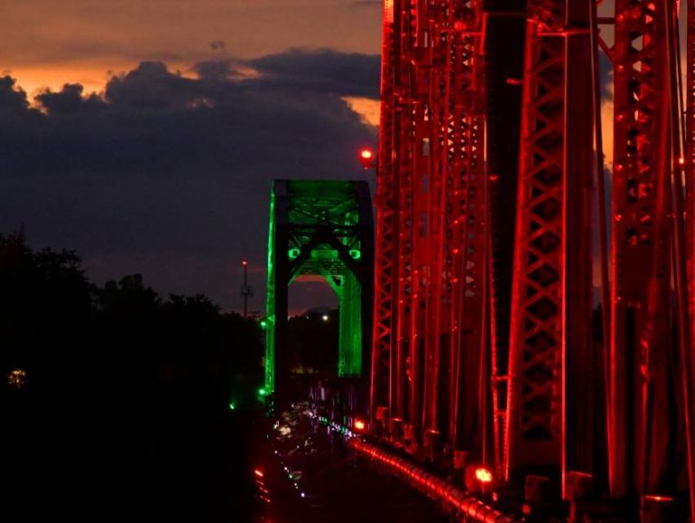 Iluminan al Puente Negro colores patrios durante septiembre